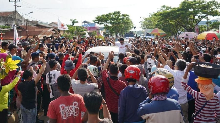 Langkah calon wakil presiden nomor urut 02 ini sempat tertahan ketika memasuki Tempat Pelelangan Ikan Higienis Sodohoa Kota Lama Kendari Barat.