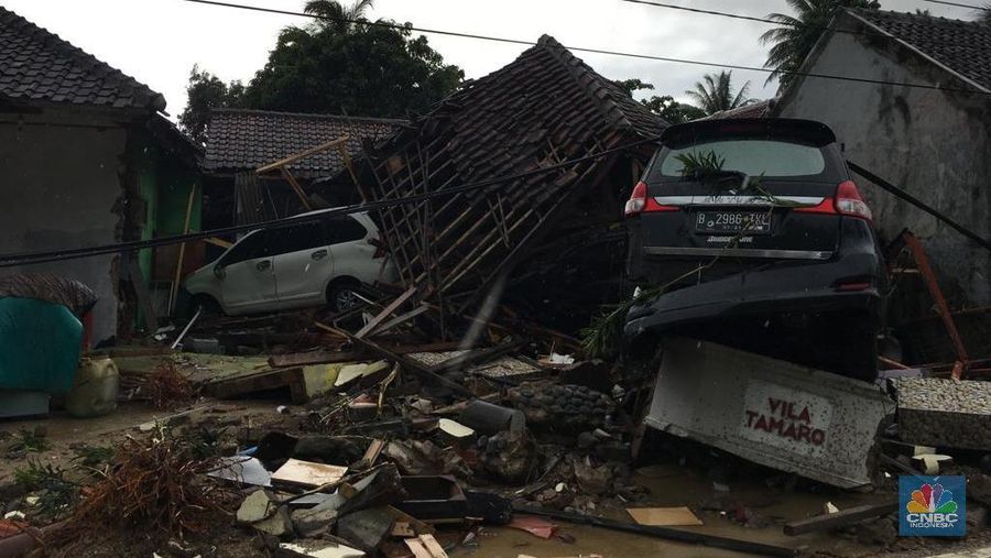Kunjungan itu bertujuan melihat langsung penanganan pascatsunami Selat Sunda, Sabtu (22/12/2018).