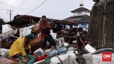 Usai tsunami Selat Sunda yang menghantam pesisir Banten pada Sabtu (22/12) malam lalu, warga mengorek-korek mencari barang berharga mereka di antara reruntuhan rumah sisa tsunami di Desa Sumberjaya, Kecamatan Sumur, Pandeglang, Banten, Senin (24/12). CNN Indonesia/Hesti Rika