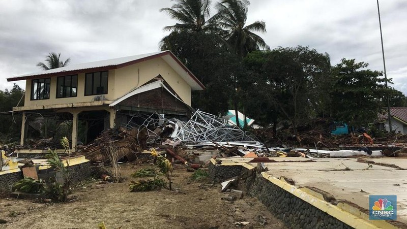Jokowi melakukan pemantauan tsunami Selat Sunda dengan mengunjungi sejumlah lokasi, bertemu korban dan para pengungsi.
