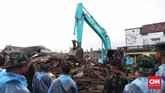 Alat berat diterjunkan guna membantu evakuasi reruntuhan sisa tsunami Selat Sunda di Desa Sumberjaya, Kecamatan Sumur, Pandeglang, Banten, Senin (24/12). (CNN Indonesia/Hesti Rika)