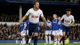 Tottenham Hotspur menutup babak pertama dengan keunggulan 3-1 lewat gol Harry Kane pada menit ke-42 setelah memanfaatkan tendangan bebas Christian Eriksen yang membentur tiang gawang. (REUTERS/Andrew Yates)