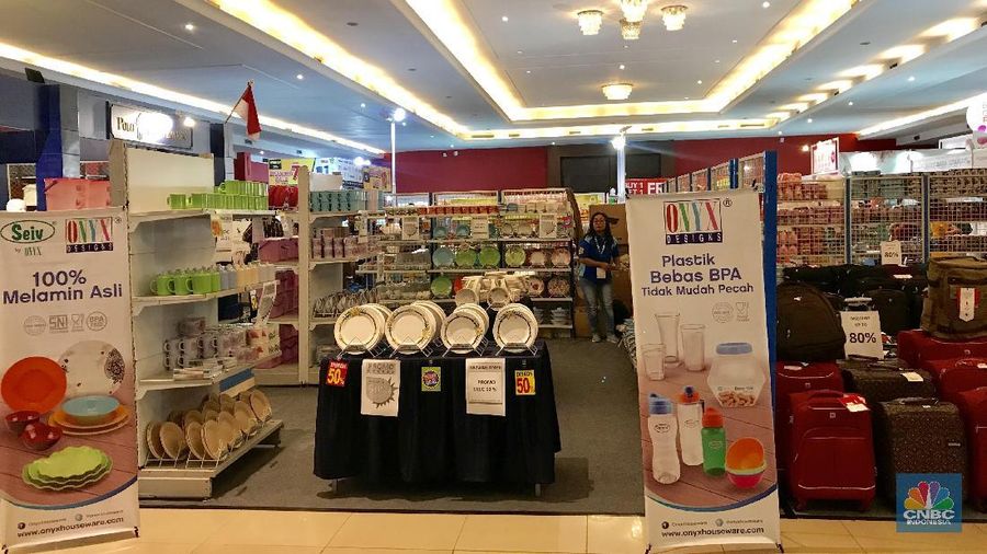 Diskon gila-gilaan dari berbagai produk pun ditawarkan kepada pengunjung hingga 90 persen.