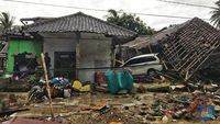 Tsunami Selat Sunda Akibatkan Banyak Mobil Tersangkut Puing