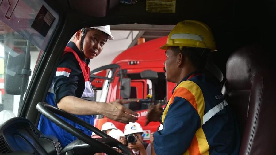 Jonan mengecek dan memastikan pasokan BBM dan listrik menyambut Hari Raya Natal 2018 dan Tahun Baru 2019.