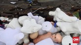 Manequin-manequin tertumpuk di antara reruntuhan bangunan sisa tsunami Selat Sunda yang juga menghantam Desa Sumberjaya, Kecamatan Sumur, Pandeglang, Banten, Senin (24/12). (CNN Indonesia/Hesti Rika)
