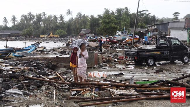 Usai Tsunami, Warga Pandeglang Mengorek di Reruntuhan