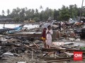 Usai Tsunami, Warga Pandeglang Mengorek di Reruntuhan
