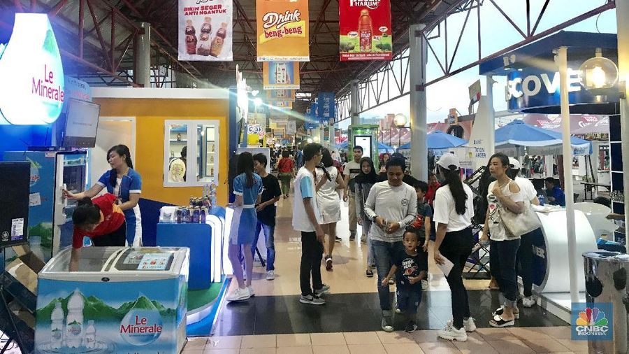 Diskon gila-gilaan dari berbagai produk pun ditawarkan kepada pengunjung hingga 90 persen.
