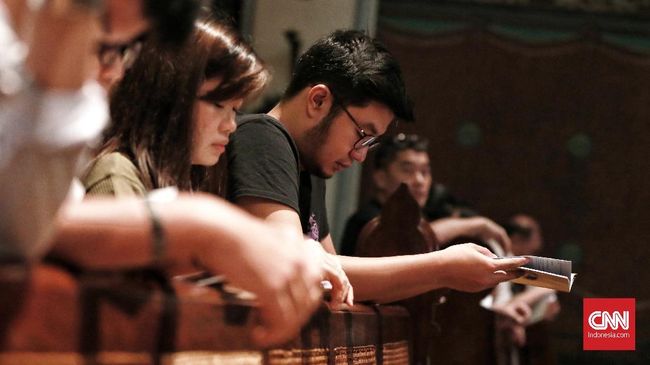 Jemaat Gereja Turut Doakan Korban Tsunami saat Misa Natal