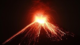 Gunung Merapi Keluarkan Lava Pijar