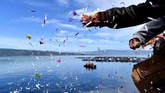 Kapal Motor Sinar Bangun tenggelam di Danau Toba, Simalungun, Sumatera Utara, 18 Juni 2018. Keluarga menabur bunga di Dermaga Tigaras, Danau Toba karena 164 korban belum ditemukan. (ANTARA FOTO/Sigid Kurniawan/foc/18)