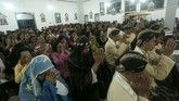 Pakaian adat juga dikenakan umat Katolik dalam misa malam Natal di Gereja Santo Thomas, Seyegan, Sleman, DI Yogyakarta. Perayaan Malam Natal yang dihadiri oleh ribuan umat Katolik itu menjadi refleksi kelahiran Yesus Kristus. (ANTARA FOTO/Andreas Fitri Atmoko/kye)