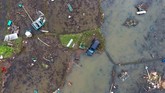 Foto aerial sebuah mobil yang terbawa arus tsunami hingga tersangkut di tengah sawah di kawasan Carita, Banten, Senin (24/12/2018). (ANTARA FOTO/Akbar Nugroho Gumay/foc)
