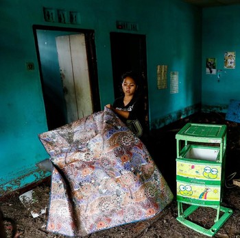 Mereka Mengais Barang Selepas Tsunami Selat Sunda Melanda