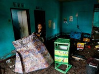 Mereka Mengais Barang Selepas Tsunami Selat Sunda Melanda