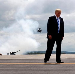 Trump Ngotot Bikin Tembok, PNS AS Cari Kerja Sampingan
