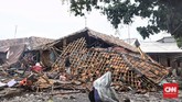 Sebagian besar bangunan permanen rusak berat akibat tembok yang jebol. Sudah tidak ada yang berfungsi, termasuk Tempat Pelelangan Ikan Higienis PPP Labuan. (CNN Indonesia/ Hesti Rika)
