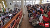 Di Kampung Sawah, Bekasi, mulanya ada 18 orang Betawi warga asli dibaptis oleh Pastor Schweitz. Setelah memeluk agama Katolik, 18 orang itu menggunakan tradisi Betawi setiap ada acara di gereja. Sampai saat ini jemaat Gereja Katolik Santo Servatius terus konsisten dan menjaga tradisi adat Betawi. (CNN Indonesia/Adhi Wicaksono)