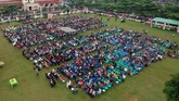 Doa untuk korban tsunami di Banten dan Lampung dilantunkan umat Kristiani dalam perayaan Natal di Alun-alun Bung Karno, Ungaran, Kabupaten Semarang, Jawa Tengah. Misa diikuti sekitar 2.000 jemaat gabungan dari 40 gereja Katolik dan Kristen Protestan berbagai aliran. (ANTARA FOTO/Aditya Pradana Putra/aww)