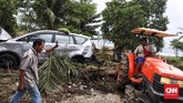 Sebagian besar kendaraan terempas gelombang air laut kemudian saling menumbuk bersama benda-benda lainnya. Usai reda, macam-macam penampakan kendaraan rusak muncul. (CNN Indonesia/ Hesti Rika)