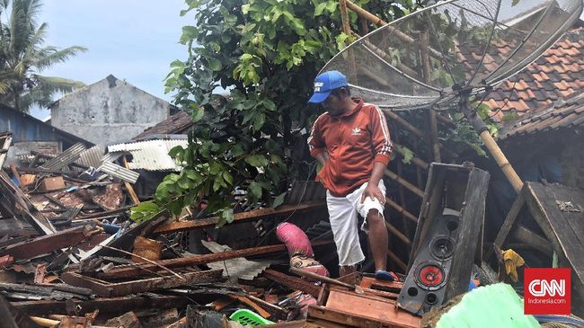 Listrik di Pantai Tanjung Jaya Banten Pulih Akhir Pekan Ini