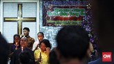 Namun kekhusyukan ibadah jemaat sempat diwarnai informasi dari pihak kepolisian bahwa air laut naik. (CNN Indonesia/Hesti Rika)