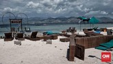 Gempa magnitudo 7 mengguncang Lombok, NTB, 5 Agustus 2018. Kursi-kursi pinggir pantai Gili Trawangan yang terlihat porak poranda pascagempa. (CNN Indonesia/Andry Novelino)