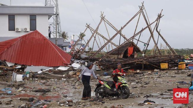 Relawan FPI Ikut Evakuasi Korban Tsunami Selat Sunda