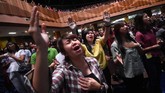 Sejumlah umat Kristiani melakukan doa pada Misa Natal di Gereja Bethany Surabaya, Jawa Timur, Senin (24/12/2018). Perayaan Natal 2018 bertemakan