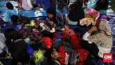 Menurut daftar sementara, korban tewas bencana tsunami Selat Sunda hingga Senin (24/12) sore mencapai 373 orang. (CNN Indonesia/Hesti Rika).