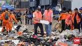 Tim dari Badan Keselamatan Transportasi Nasional (NTSB) Amerika Serikat dan tim ahli Boeing Company Amerika mengidentifikasi berbagai serpihan pesawat pasca kecelakaan Lion Air JT 610 di Posko Basarnas, Terminal JICT 2, Pelabuhan Tanjung Priok, Jakarta, Kamis, 1 November 2018. (CNN Indonesia/Adhi Wicaksono)