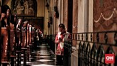 Umat Katolik beribadah malam Natal di Gereja Katedral, Jakarta. Senin 24 Desember 2018. Misa malam Natal 2018 mengusung tema “Yesus Kristus Hikmat Bagi Kita” dengan Misa yang dipimpin oleh Pastur Romo Albertus Hani Rudi Hartoko dari Paroki Katedral Jakarta. (CNN Indonesia/Andry Novelino)