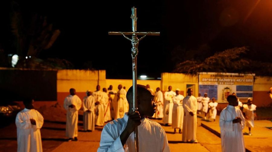 An altar boy holds a cross before the Christmas Eve mass at the Notre Dame de Kinshasa cathedral in Kinshasa, Democratic Republic of Congo, December 24, 2018. REUTERS/Baz Ratner