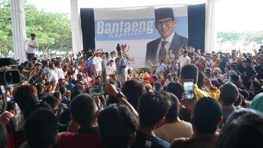 Calon Wakil Presiden Nomor Urut 02 Sandiaga Salahuddin Uno melakukan kampanye Pantai Mutiara, Bantaeng, Sulawesi Selatan, Selasa (25/12/2018).