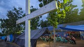 Misa Natal berlangsung khidmat di gereja darurat di pengungsian Desa Bolupontu, Sigi, Sulawesi Tengah. Misa Natal dilaksanakan di tenda darurat karena gereja mereka hancur akibat likuefaksi pada 28 September lalu. (ANTARA FOTO/Basri Marzuki/kye)
