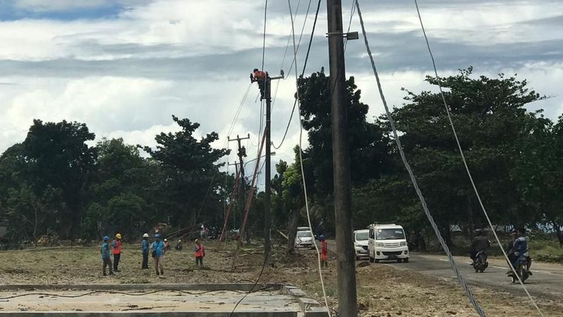 Di Pandeglang dan Banten hingga pkl 11.00 wib (25/12) PLN telah berhasil nyalakan 236 gardu dari 248 gardu distribusi yang padam.
