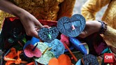 Saat informasi bahwa air laut naik, jemaat di dalam gereja terus melanjutkan ibadah dengan menyanyikan berbagai pujian. (CNN Indonesia/Hesti Rika)