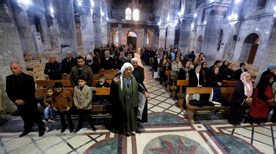 Iraqi Christians attend a mass on Christmas Eve at the Grand Immaculate Church in al-Hamdaniya, near Mosul, Iraq December 24, 2018. REUTERS/Khalid al-Mousily