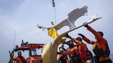 Pesawat Lion Air jatuh di Perairan Karawang, Jawa Barat, 29 Oktober 2018. Tampak petugas Basarnas mengevakuasi puing-puing pesawat Lion Air bernomor registrasi PK-LQP dengan nomor penerbangan JT 610 ke Kapal KN Sar Sadewa. (ANTARA FOTO/Aprillio Akbar/hp)