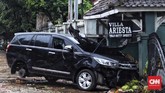 Tsunami yang menerjang Banten dan Lampung pada Sabtu (22/12) telah merenggut ratusan korban jiwa. Bukan hanya itu, bencana alam ini juga menyebabkan kerugian berbagai materiel, salah satunya kendaraan. (CNN Indonesia/ Hesti Rika)