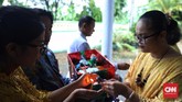 Jemaar gereja sama sekali tak menunjukkan kepanikan atas informasi terkait air laut naik yang masih simpang siur. (CNN Indonesia/Hesti Rika)