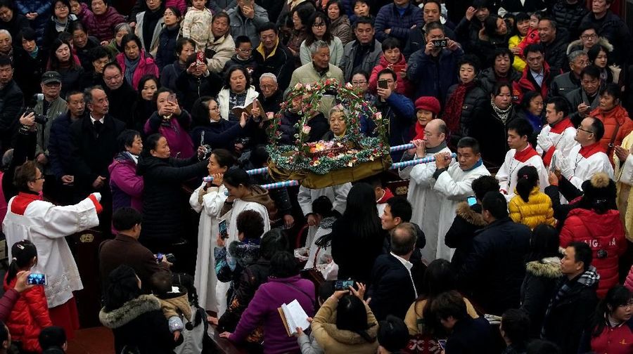 Chinese Catholics attend a mass in a church on Christmas Eve in Shanghai, China December 24, 2018. REUTERS/Aly Song