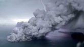 Foto udara letusan Gunung Anak Krakatau di Selat Sunda, Minggu (23/12). Erupsi Anak Krakatau memicu longsor di laut dan menyebabkan tsunami di Banten dan Lampung. (ANTARA FOTO/Bisnis Indonesia/Nurul Hidayat/pras)