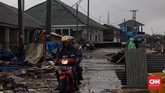Nelayan yang bermukim di Teluk Labuan berharap pemerintah daerah dan pemerintah pusat memberikan bantuan konkret berupa bangunan rumah dan kapal laut. (CNN Indonesia/Hesti Rika)