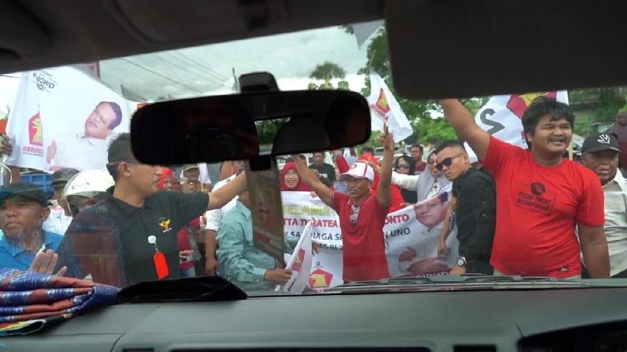 Dipaksa Turun dari Mobil, Massa Cegat Sandi Uno di Jeneponto