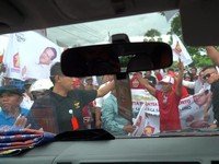 Dipaksa Turun dari Mobil, Massa Cegat Sandi Uno di Jeneponto