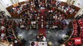 Misa Natal juga digelar umat kristiani di Gereja GPIB Immanuel, Jakarta, Senin, 24 Desember 2018. Perayaan Natal di Gereja GPIB Immanuel mengangkat tema Membangun Spiritualitas Damai Yang Menciptakan Pendamaian. (CNNIndonesia/Safir Makki)