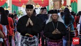 Warga Kampung Sawah, Bekasi, Jawa Barat menggelar misa Natal dengan mengenakan pakaian adat Betawi di Gereja Santo Servatius. Penggunaan pakaian adat ini rutin dilakukan setiap tahun. Akulturasi budaya Betawi dan Kristen sudah terjadi sejak tahun 1986. (CNN Indonesia/Adhi Wicaksono)