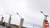 Paling atas, terdapat sebuah ruang kosong tanpa atap. Di lokasi tersebut, ada pilar-pilar dengan lampu penerangan bertenaga surya yang berada di pinggiran tembok. (CNNIndonesia/ Hesti Rika)